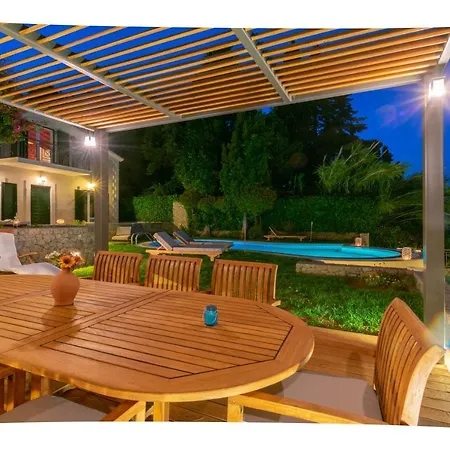Corfu Beachfront Vila Benitses
