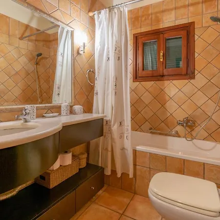 Corfu Beachfront Vila Benitses 贝尼蔡斯