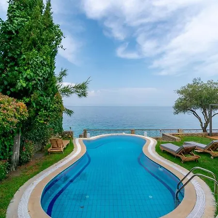 Corfu Beachfront Vila Benitses 别墅 *