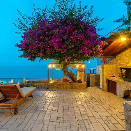Corfu Beachfront Vila Benitses 别墅 贝尼蔡斯