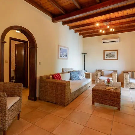 Corfu Beachfront Vila Benitses *