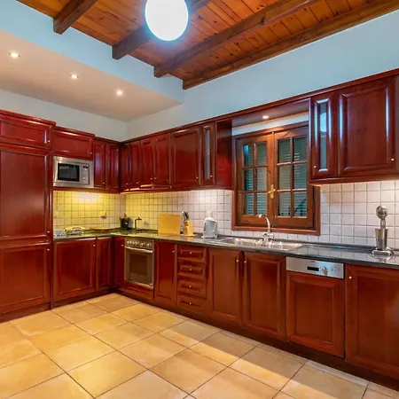 Corfu Beachfront Vila Benitses 贝尼蔡斯