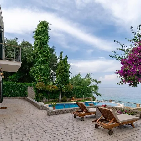 Corfu Beachfront Vila Benitses