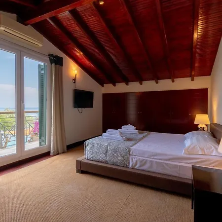 Corfu Beachfront Vila Benitses 别墅