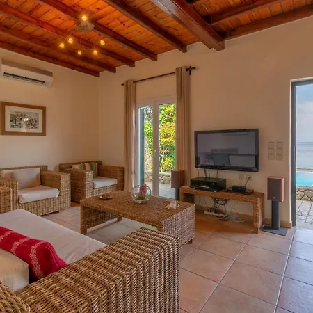 Corfu Beachfront Vila Benitses 别墅 *
