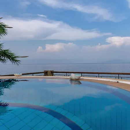 Corfu Beachfront Vila Benitses 别墅 *