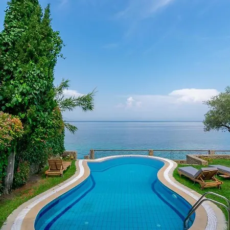 Corfu Beachfront Vila Benitses *