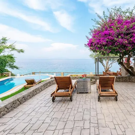 Corfu Beachfront Vila Benitses