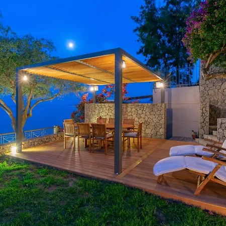 Corfu Beachfront Vila Benitses 别墅 贝尼蔡斯