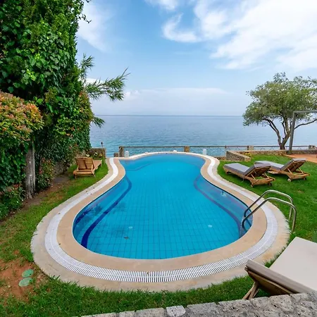 Corfu Beachfront Vila Benitses 别墅 *