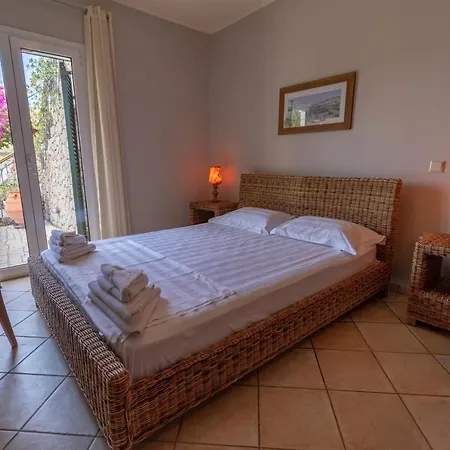 Corfu Beachfront Vila Benitses *
