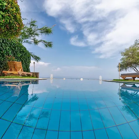 Corfu Beachfront Vila Benitses 别墅 *