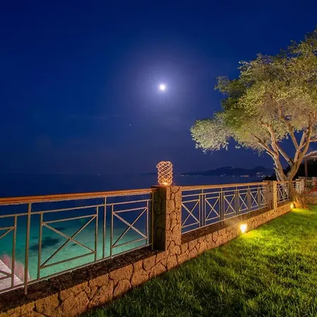 Corfu Beachfront Vila Benitses 别墅 *
