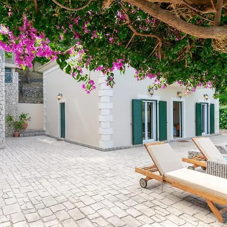 Corfu Beachfront Vila Benitses 贝尼蔡斯