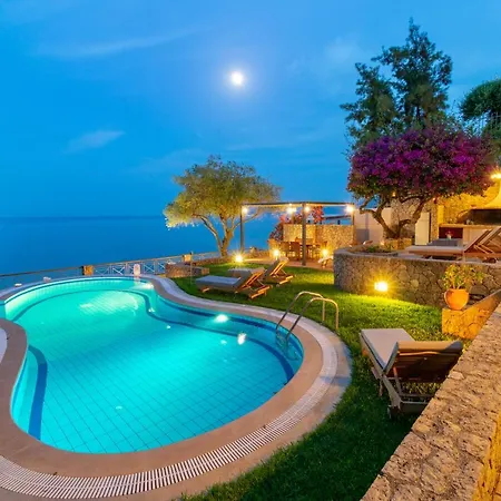 Corfu Beachfront Vila Benitses 贝尼蔡斯