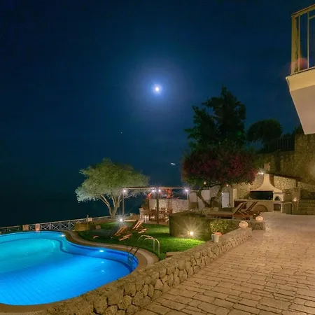 Corfu Beachfront Vila Benitses *