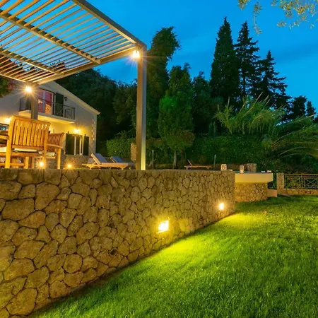 Corfu Beachfront Vila Benitses 别墅