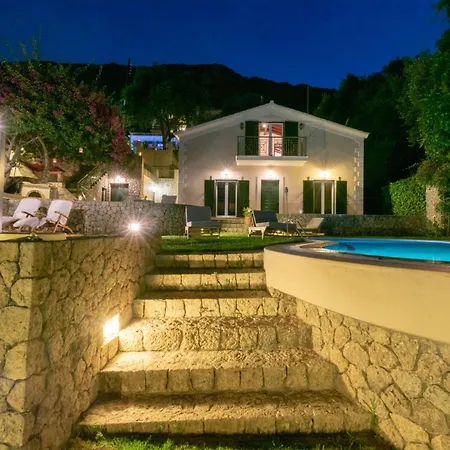 Corfu Beachfront Vila Benitses 贝尼蔡斯