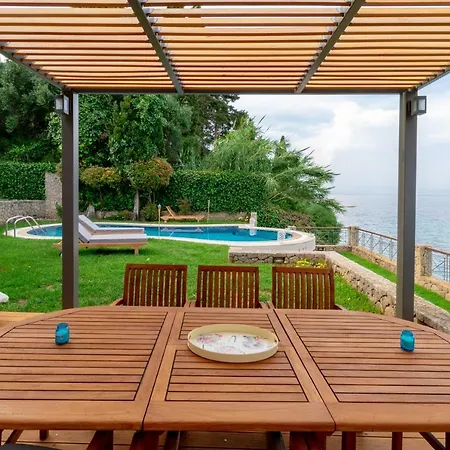 Corfu Beachfront Vila Benitses *