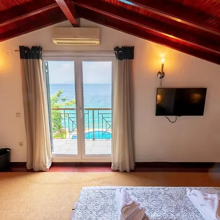 Corfu Beachfront Vila Benitses